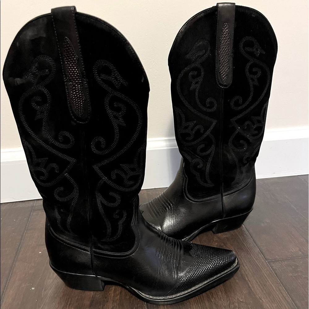 Like new Women’s black suede and leather cowboy boots by Nine West